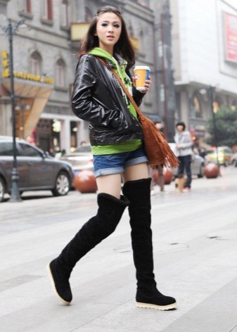 Замшеві чоботи без каблука (52 фото): з чим носити високі сірі і чорні довгі і короткі жіночі моделі із замші