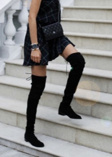 Замшеві чоботи без каблука (52 фото): з чим носити високі сірі і чорні довгі і короткі жіночі моделі із замші