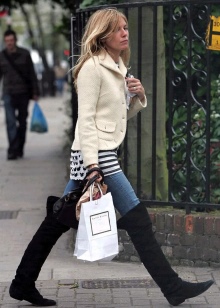 Замшеві чоботи без каблука (52 фото): з чим носити високі сірі і чорні довгі і короткі жіночі моделі із замші