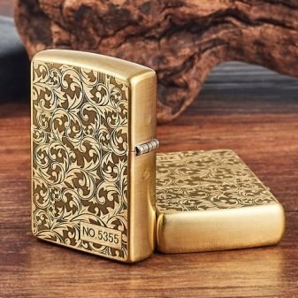 Запальнички у подарунок чоловікові: красиві газові моделі з гравіюванням, особливості вибору