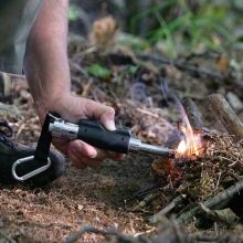Запальнички у подарунок чоловікові: красиві газові моделі з гравіюванням, особливості вибору