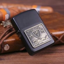 Запальнички у подарунок чоловікові: красиві газові моделі з гравіюванням, особливості вибору