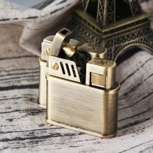 Запальнички у подарунок чоловікові: красиві газові моделі з гравіюванням, особливості вибору