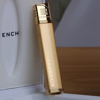 Запальнички у подарунок чоловікові: красиві газові моделі з гравіюванням, особливості вибору