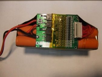 Зарядні пристрої для гироскутеров: як виглядає роз’єм для універсальної зарядки? Чому зарядний пристрій горить зеленим світлом?