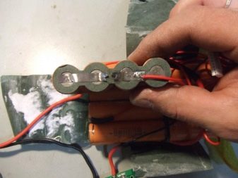 Зарядні пристрої для гироскутеров: як виглядає роз’єм для універсальної зарядки? Чому зарядний пристрій горить зеленим світлом?