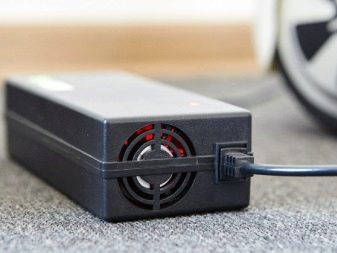 Зарядні пристрої для гироскутеров: як виглядає роз’єм для універсальної зарядки? Чому зарядний пристрій горить зеленим світлом?