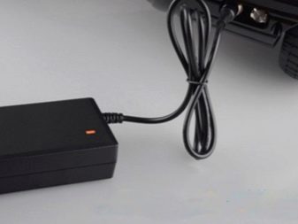 Зарядні пристрої для гироскутеров: як виглядає роз’єм для універсальної зарядки? Чому зарядний пристрій горить зеленим світлом?