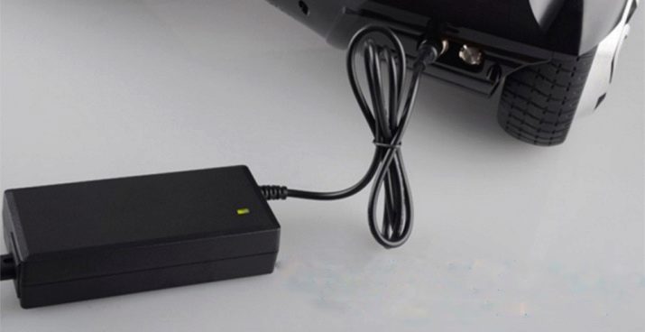 Зарядні пристрої для гироскутеров: як виглядає роз’єм для універсальної зарядки? Чому зарядний пристрій горить зеленим світлом?