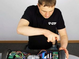 Зарядні пристрої для гироскутеров: як виглядає роз’єм для універсальної зарядки? Чому зарядний пристрій горить зеленим світлом?