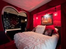 Затишна спальня (53 фото): як створити затишок в маленькій кімнаті? Як зробити гарний дизайн інтер’єру? Найновіші модні ідеї