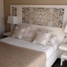 Затишна спальня (53 фото): як створити затишок в маленькій кімнаті? Як зробити гарний дизайн інтер’єру? Найновіші модні ідеї