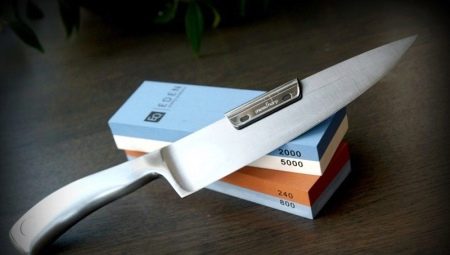 Заточка ножів: як правильно точити кухонні ножі своїми руками? Як заточити лезо в домашніх умовах до бритвеної гостроти? Чим краще їх нагострити будинку?