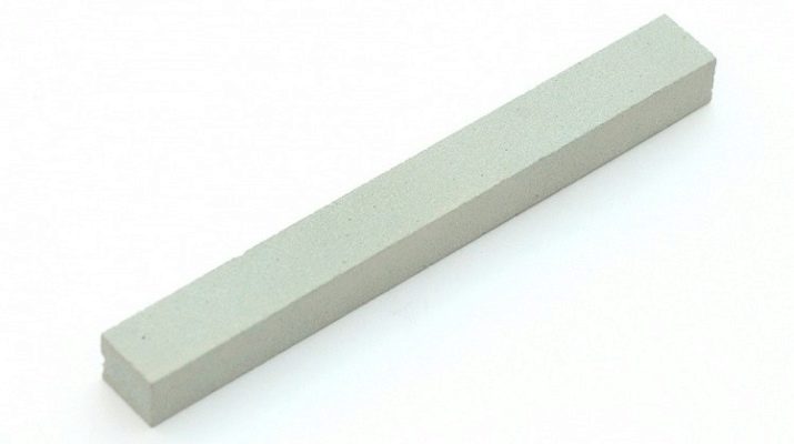 Заточка ножів: як правильно точити кухонні ножі своїми руками? Як заточити лезо в домашніх умовах до бритвеної гостроти? Чим краще їх нагострити будинку?