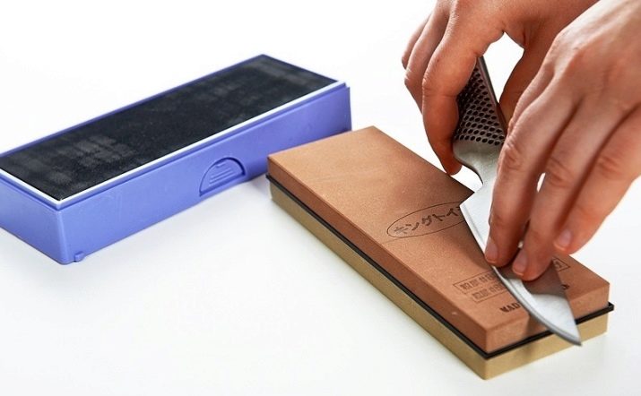 Заточка ножів: як правильно точити кухонні ножі своїми руками? Як заточити лезо в домашніх умовах до бритвеної гостроти? Чим краще їх нагострити будинку?
