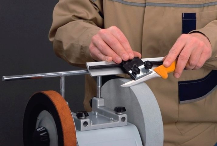 Заточка ножів: як правильно точити кухонні ножі своїми руками? Як заточити лезо в домашніх умовах до бритвеної гостроти? Чим краще їх нагострити будинку?