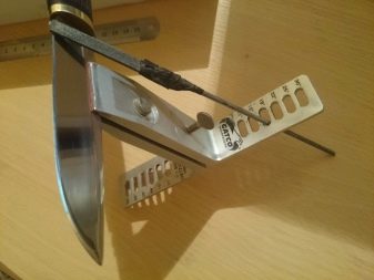 Заточка ножів: як правильно точити кухонні ножі своїми руками? Як заточити лезо в домашніх умовах до бритвеної гостроти? Чим краще їх нагострити будинку?