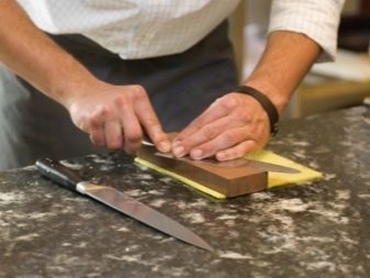 Заточка ножів: як правильно точити кухонні ножі своїми руками? Як заточити лезо в домашніх умовах до бритвеної гостроти? Чим краще їх нагострити будинку?