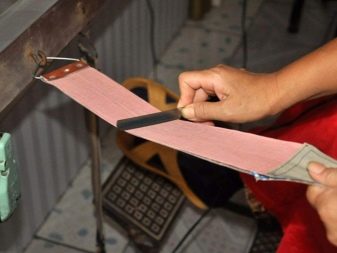 Заточка ножів: як правильно точити кухонні ножі своїми руками? Як заточити лезо в домашніх умовах до бритвеної гостроти? Чим краще їх нагострити будинку?