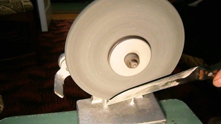 Заточка ножів: як правильно точити кухонні ножі своїми руками? Як заточити лезо в домашніх умовах до бритвеної гостроти? Чим краще їх нагострити будинку?