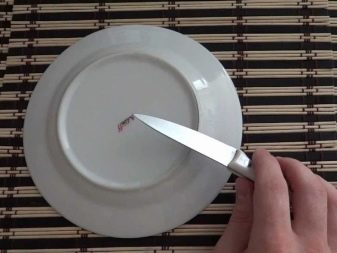 Заточка ножів: як правильно точити кухонні ножі своїми руками? Як заточити лезо в домашніх умовах до бритвеної гостроти? Чим краще їх нагострити будинку?