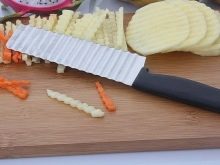 Заточка ножів: як правильно точити кухонні ножі своїми руками? Як заточити лезо в домашніх умовах до бритвеної гостроти? Чим краще їх нагострити будинку?