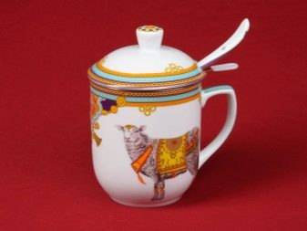 Заварочная гуртка з ситом: як вибрати чашку для заварювання чаю з кришкою і керамічних або порцелянових ситечком?