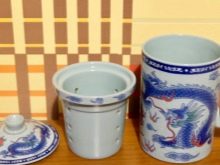 Заварочная гуртка з ситом: як вибрати чашку для заварювання чаю з кришкою і керамічних або порцелянових ситечком?