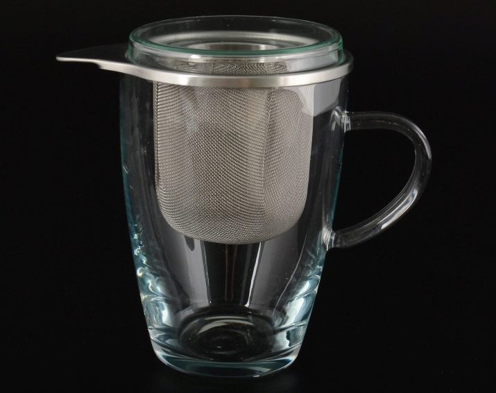 Заварочная гуртка з ситом: як вибрати чашку для заварювання чаю з кришкою і керамічних або порцелянових ситечком?