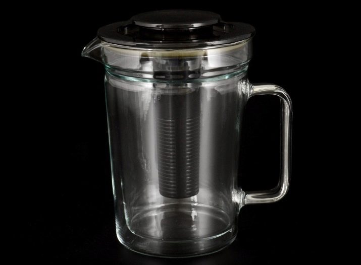 Заварочная гуртка з ситом: як вибрати чашку для заварювання чаю з кришкою і керамічних або порцелянових ситечком?