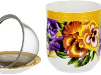 Заварочная гуртка з ситом: як вибрати чашку для заварювання чаю з кришкою і керамічних або порцелянових ситечком?