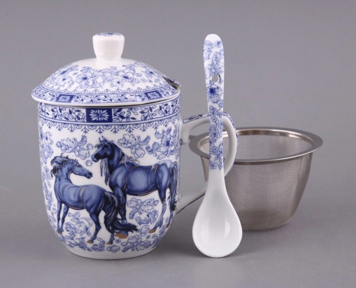 Заварочная гуртка з ситом: як вибрати чашку для заварювання чаю з кришкою і керамічних або порцелянових ситечком?