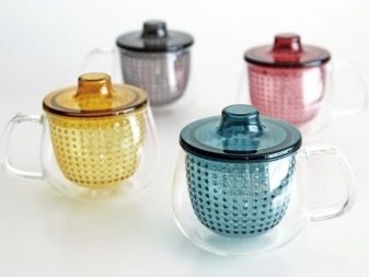 Заварочная гуртка з ситом: як вибрати чашку для заварювання чаю з кришкою і керамічних або порцелянових ситечком?