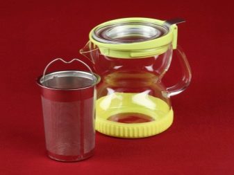 Заварочная гуртка з ситом: як вибрати чашку для заварювання чаю з кришкою і керамічних або порцелянових ситечком?