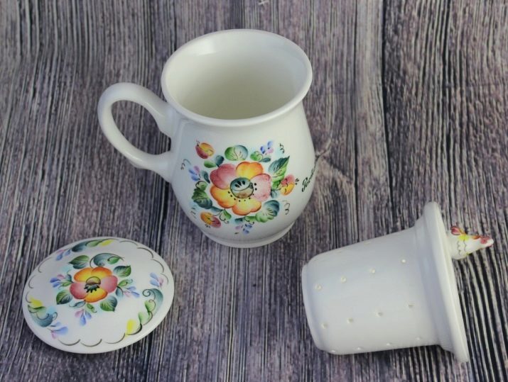 Заварочная гуртка з ситом: як вибрати чашку для заварювання чаю з кришкою і керамічних або порцелянових ситечком?