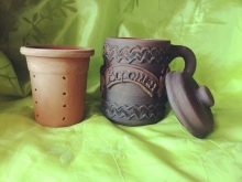 Заварочная гуртка з ситом: як вибрати чашку для заварювання чаю з кришкою і керамічних або порцелянових ситечком?