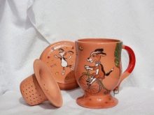 Заварочная гуртка з ситом: як вибрати чашку для заварювання чаю з кришкою і керамічних або порцелянових ситечком?