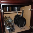 Зберігання сковорідок: вибір підставки. Опис органайзерів і тримачів для зберігання сковорідок на кухні