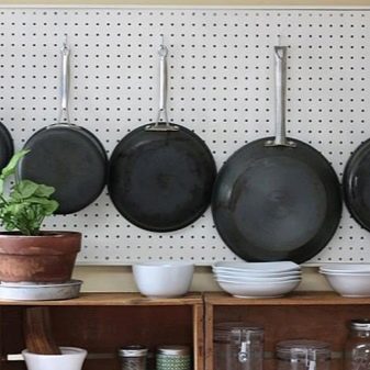 Зберігання сковорідок: вибір підставки. Опис органайзерів і тримачів для зберігання сковорідок на кухні