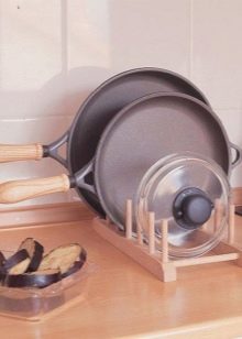 Зберігання сковорідок: вибір підставки. Опис органайзерів і тримачів для зберігання сковорідок на кухні