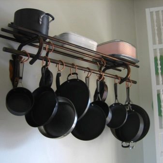 Зберігання сковорідок: вибір підставки. Опис органайзерів і тримачів для зберігання сковорідок на кухні