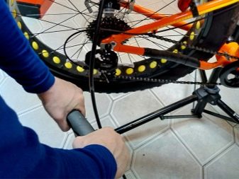 Зберігання велосипедів: як зберігати в під’їзді і гаражі? Особливості сезонного зберігання взимку. Чи можна зберігати в загальному коридорі і на сходовому майданчику?