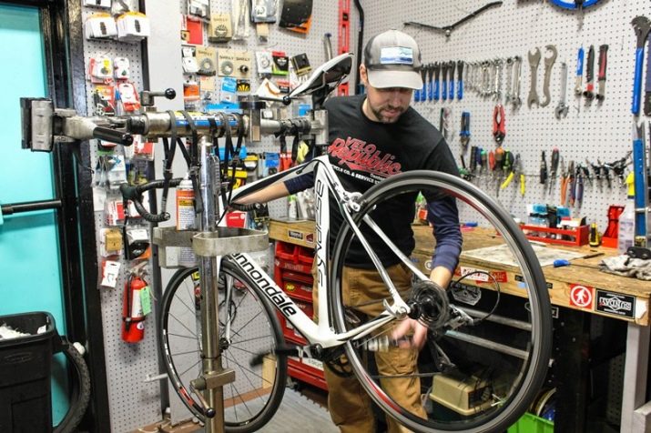 Зберігання велосипедів: як зберігати в під’їзді і гаражі? Особливості сезонного зберігання взимку. Чи можна зберігати в загальному коридорі і на сходовому майданчику?