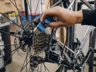 Зберігання велосипедів: як зберігати в під’їзді і гаражі? Особливості сезонного зберігання взимку. Чи можна зберігати в загальному коридорі і на сходовому майданчику?