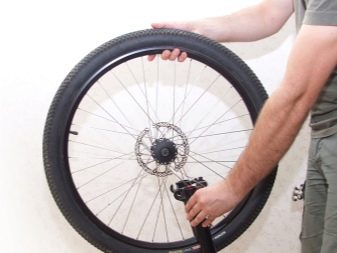 Зберігання велосипеда на балконі (32 фото): як його можна зберігати взимку? Варіанти кріплення. Де повісити велосипед в чохлі?