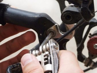 Зберігання велосипеда на балконі (32 фото): як його можна зберігати взимку? Варіанти кріплення. Де повісити велосипед в чохлі?