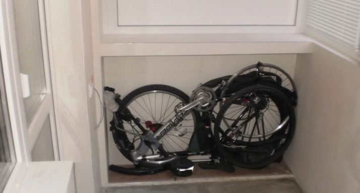 Зберігання велосипеда на балконі (32 фото): як його можна зберігати взимку? Варіанти кріплення. Де повісити велосипед в чохлі?