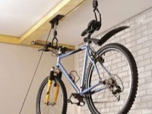 Зберігання велосипеда на балконі (32 фото): як його можна зберігати взимку? Варіанти кріплення. Де повісити велосипед в чохлі?