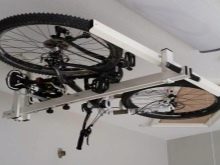 Зберігання велосипеда на балконі (32 фото): як його можна зберігати взимку? Варіанти кріплення. Де повісити велосипед в чохлі?