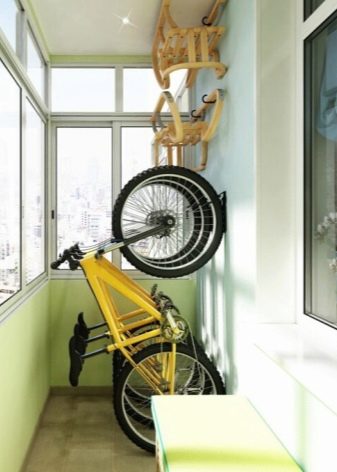 Зберігання велосипеда на балконі (32 фото): як його можна зберігати взимку? Варіанти кріплення. Де повісити велосипед в чохлі?